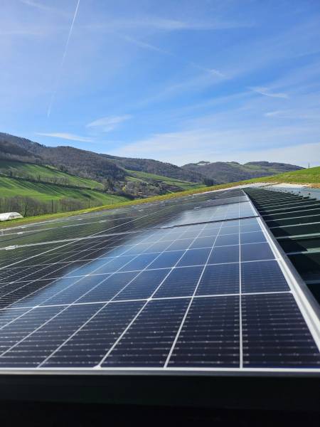 Installation de panneaux solaires sur le toit d'un entrepôt agricole à Tarare et sa région